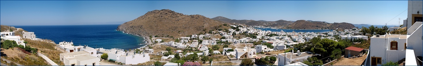 Panorama-Blick ber Skala und zwei Buchten