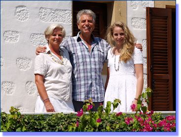 Family Vasilakis: Susi, Saki and Sofia